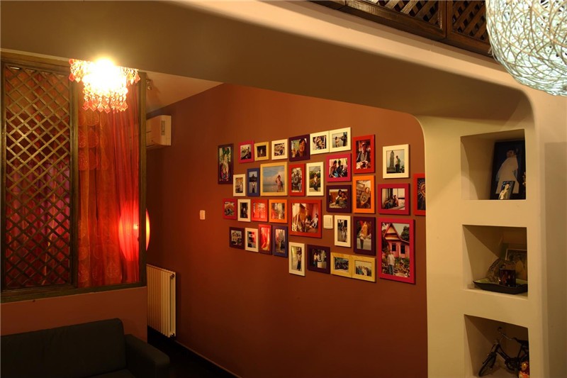 浓情的东南亚风格小户型客厅照片墙装修效果图