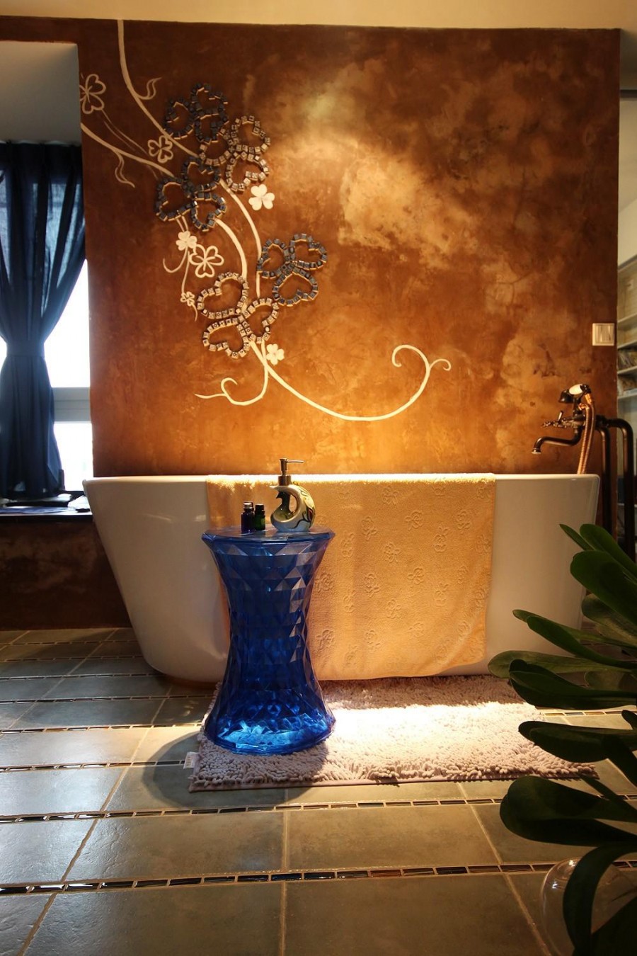 梦幻湖蓝的地中海风格60平米公寓浴缸背景墙装修效果图