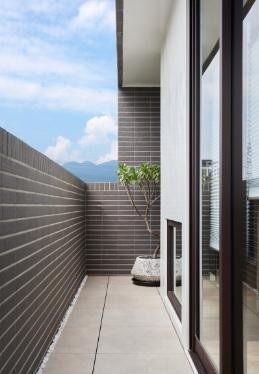 宽敞舒适日式风格60平米一居室阳台窗户装修效果图