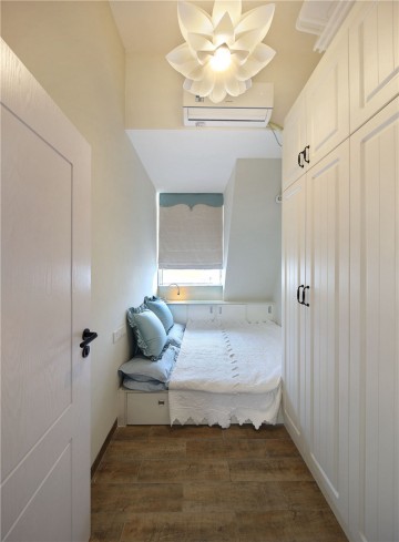 温馨的北欧风格复式卧室衣柜装修效果图