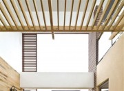 实木和谐的东南亚风格复式阳台装修效果图