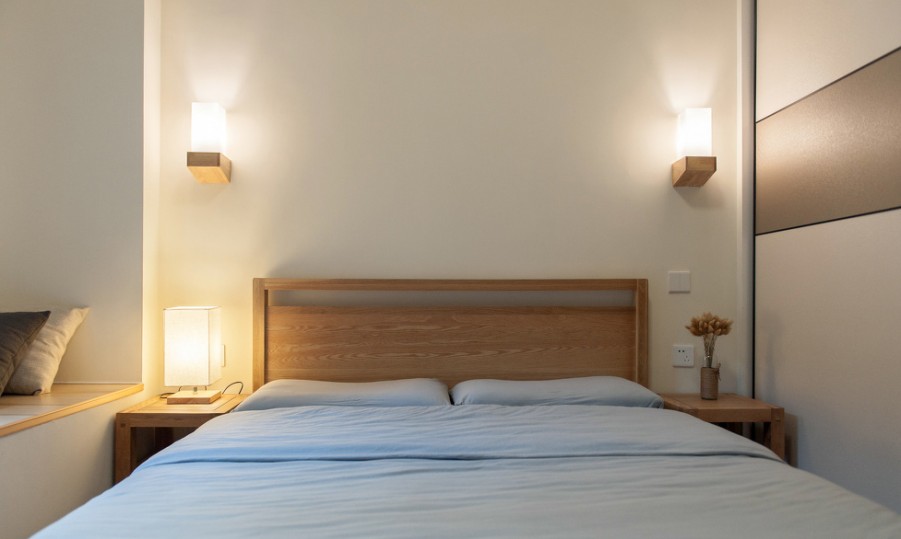 温润柔和现代简约风格90平米三居室卧室背景墙装修效果图